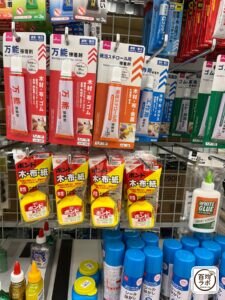 工作用接着剤の100均売り場写真