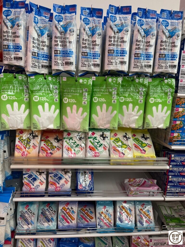 ダイソー 東戸塚のファッション・服飾売り場に並ぶ粘着スペアテープ（カーペット用）、ポリエチレン手袋 Mサイズ 120枚など計4商品（2026年8月11日撮影）