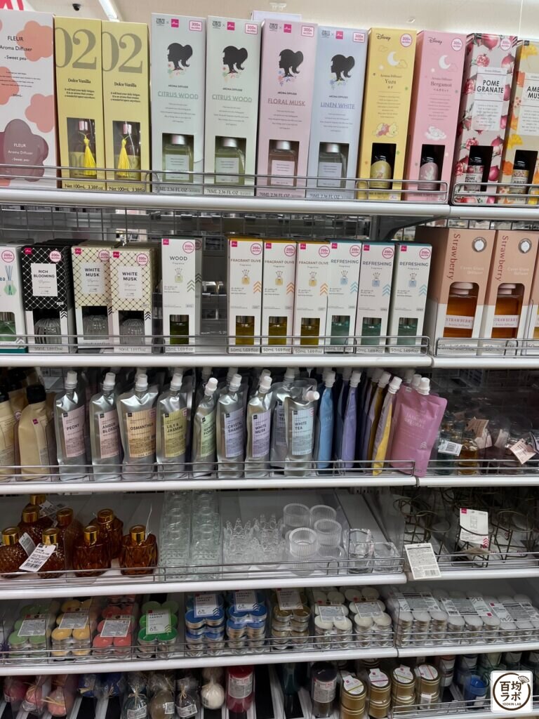 ダイソー 東戸塚のインテリア売り場に並ぶアロマディフューザー（スイートピー）、アロマディフューザー（ドルチェバニラ）など計16商品（2026年8月11日撮影）
