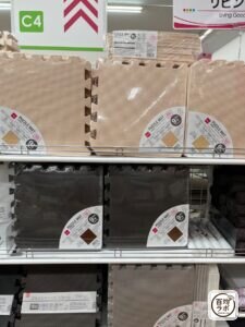 ジョイントマット ブラウンの100均売り場写真