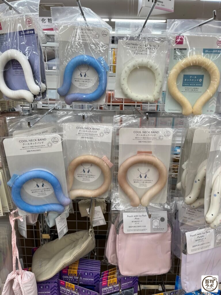 ダイソー 東戸塚のファッション・服飾売り場に並ぶクールネックバンド(28℃以下自然凍結)、クールネックバンドなど計5商品(2026年8月11日撮影)