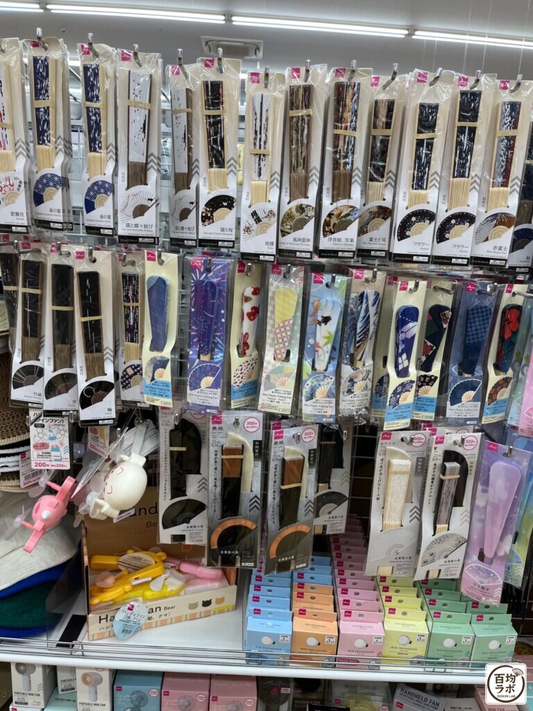 ダイソー 東戸塚の季節商品売り場に並ぶ扇子（歌舞伎）、扇子（麻の葉）など計13商品（2026年8月11日撮影）