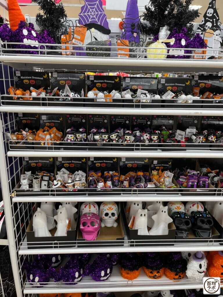 ダイソー 東戸塚の季節商品売り場に並ぶハロウィン用ミニチュアオーナメント、ハロウィン用アイアンスタンド（2026年8月11日撮影）