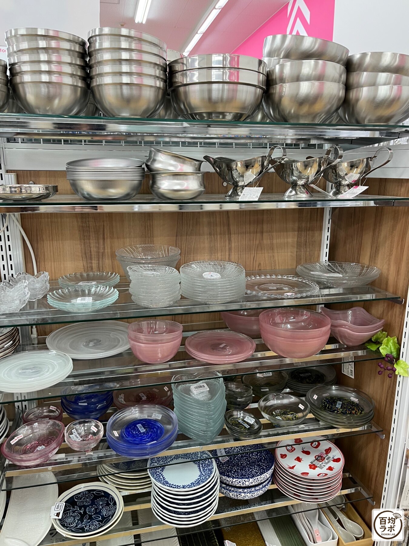 ダイソー 東戸塚のキッチン売り場に並ぶステンレスボウル、透明ガラス小鉢など計18商品(2026年8月11日撮影)