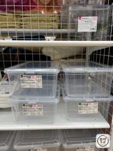 フタ付き収納ケース（透明）の100均売り場写真