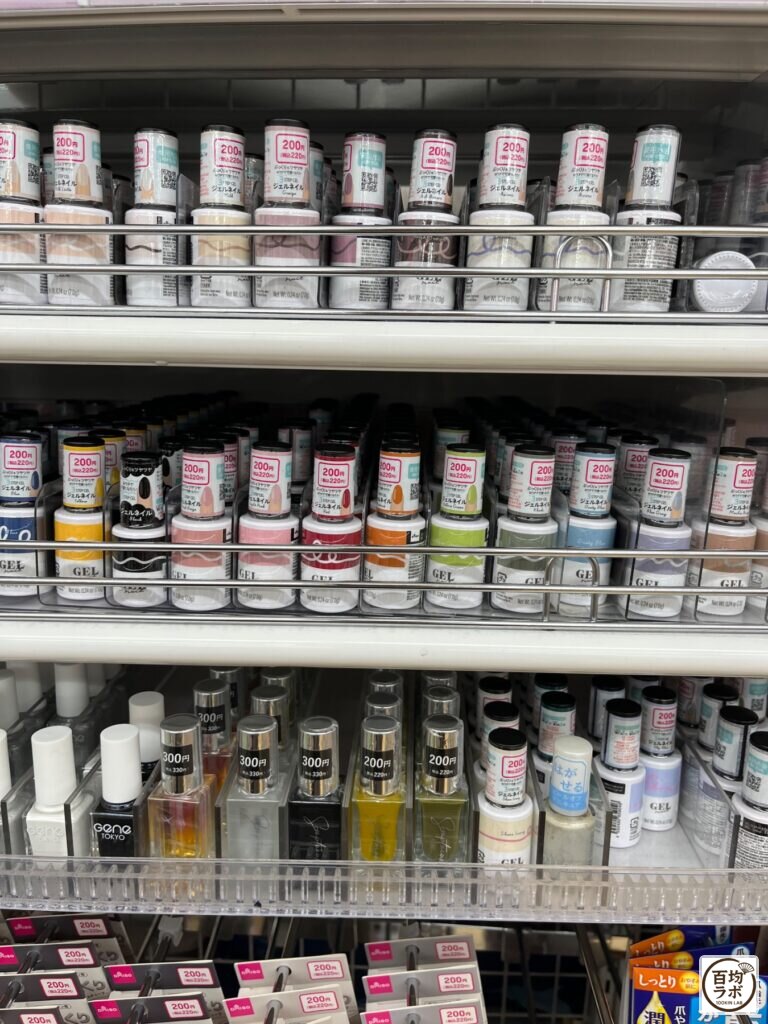 ダイソー 東戸塚のコスメ・美容売り場に並ぶジェルネイル(ぷっくりシャイン)、ジェルネイルなど計5商品(2026年8月11日撮影)