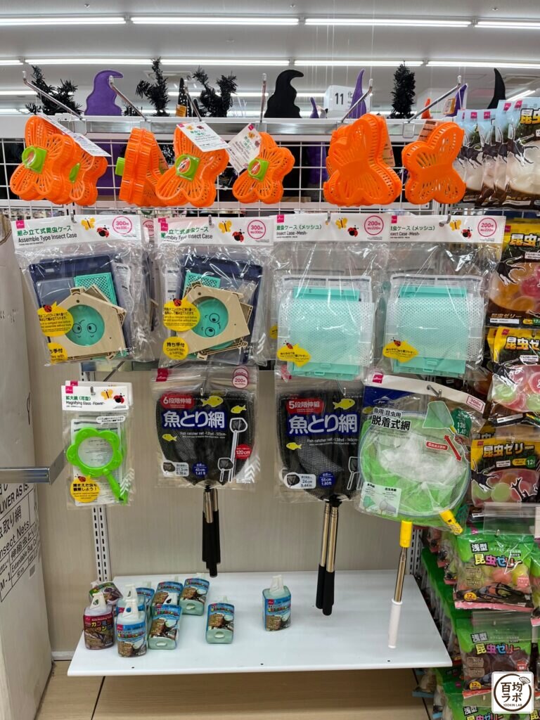 ダイソー 東戸塚の収納売り場に並ぶ組み立て式昆虫ケース、昆虫ケース（メッシュ）など計7商品（2026年8月11日撮影）