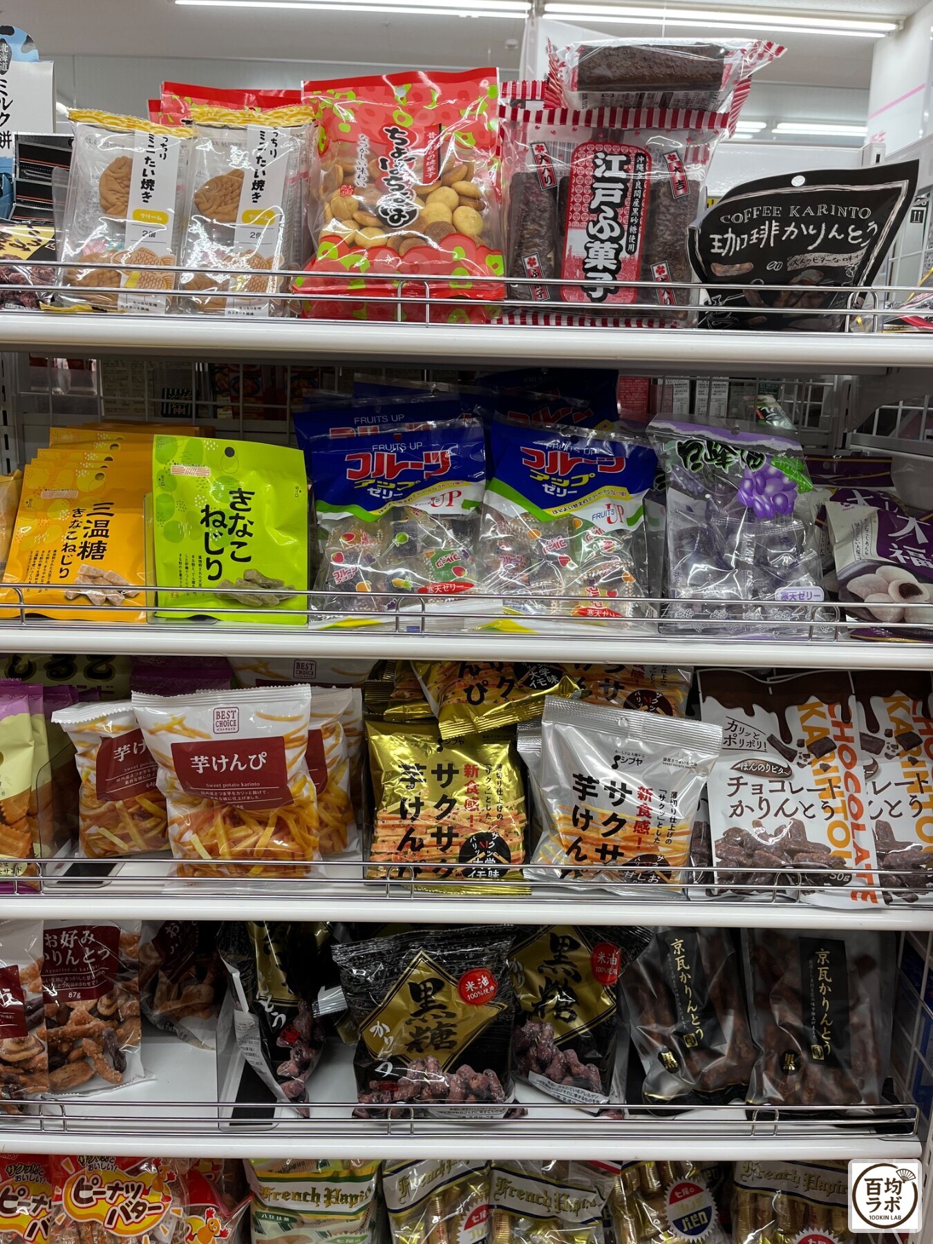 ダイソー 東戸塚の食品・飲料売り場に並ぶたい焼き、江戸かりんとうなど計13商品（2026年8月12日撮影）