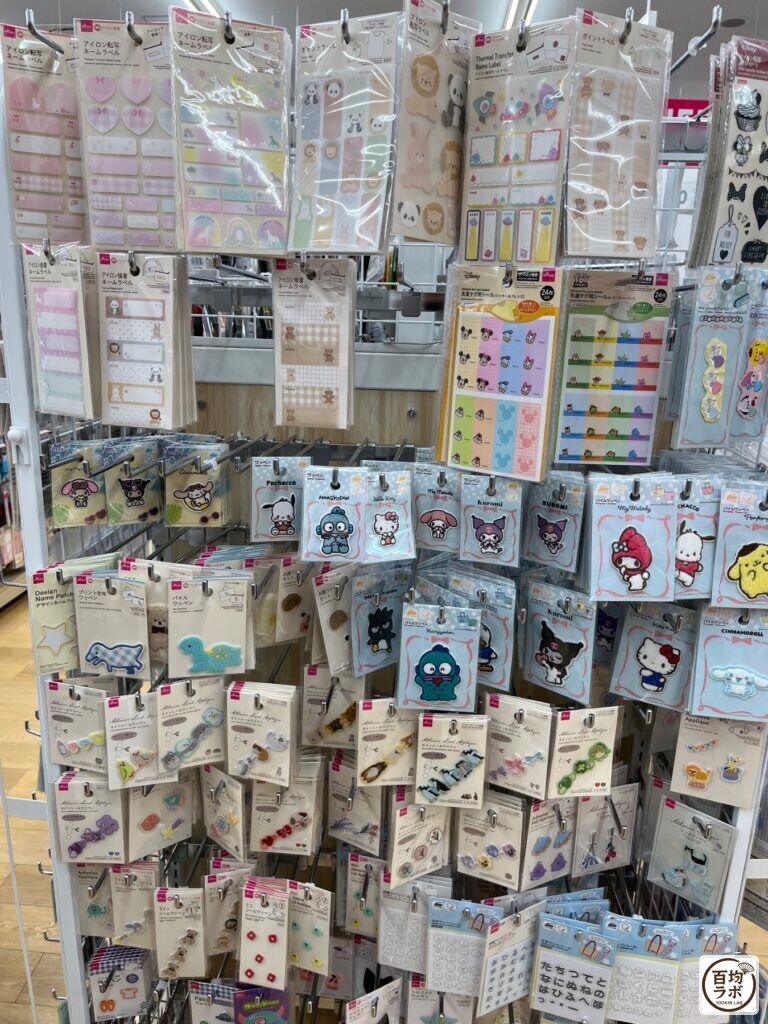 ダイソー 東戸塚の旅行・防災売り場に並ぶアイロン接着ネームラベル、ポイントラベルなど計17商品（2026年8月12日撮影）