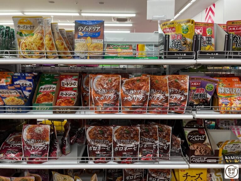 ダイソー 東戸塚の食品・飲料売り場に並ぶチーズドリア、リゾットドリア チーズクリームなど計10商品（2026年8月12日撮影）