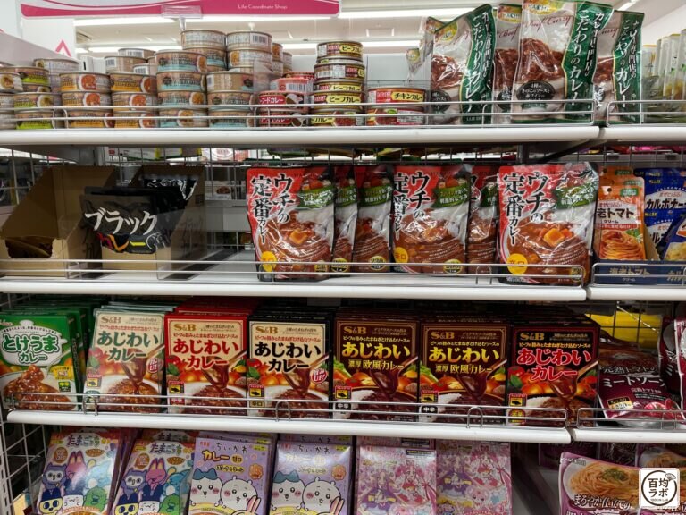 ダイソー 東戸塚の食品・飲料売り場に並ぶブラックカレー、宇宙一番辛いカレーなど計15商品(2026年8月12日撮影)