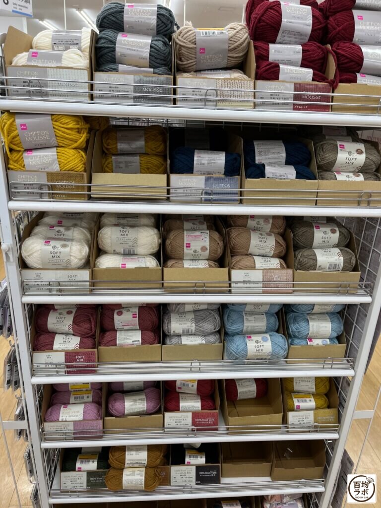 ダイソー 東戸塚の手芸・毛糸売り場に並ぶシフォンムース毛糸、ソフトミックス毛糸など計3商品（2026年8月12日撮影）