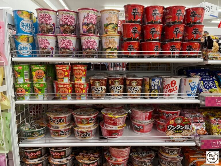 ダイソー 東戸塚の食品・飲料売り場に並ぶ海鮮ヌードル、トムヤムシーフードヌードルなど計14商品（2026年8月12日撮影）