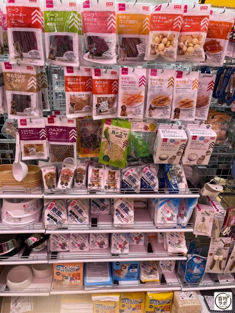 ダイソー 東戸塚のペット用品売り場に並ぶビーフジャーキー、ビーフスティックなど計20商品（2026年8月12日撮影）