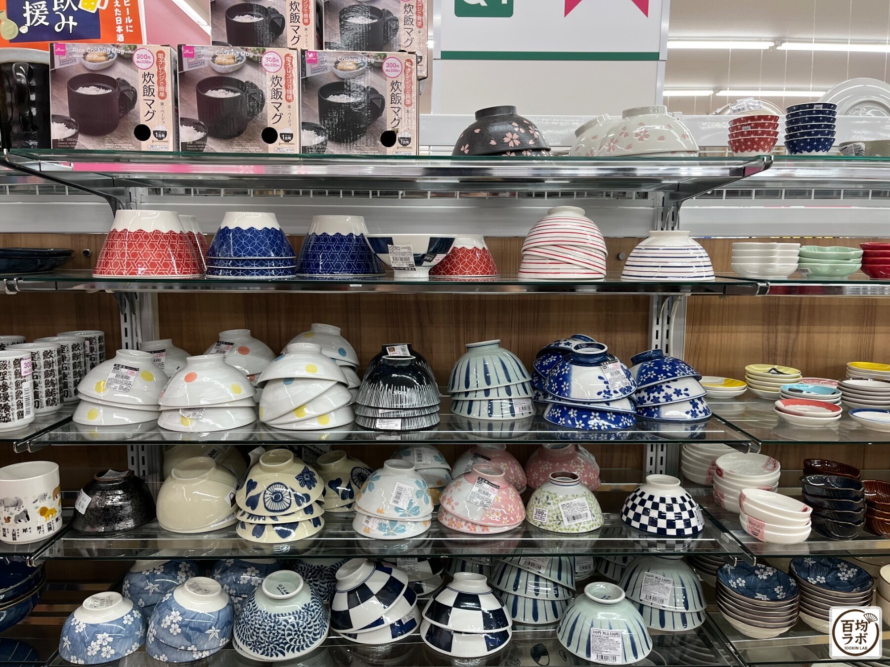 ダイソー 東戸塚のキッチン売り場に並ぶ炊飯マグ（2026年8月12日撮影）
