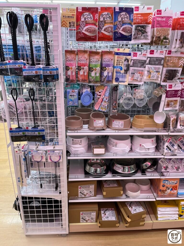 ダイソー 東戸塚のキッチン売り場に並ぶネコにまたたび、かつおまぐろ フレークなど計13商品（2026年8月12日撮影）