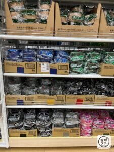 粘着布テープの100均売り場写真