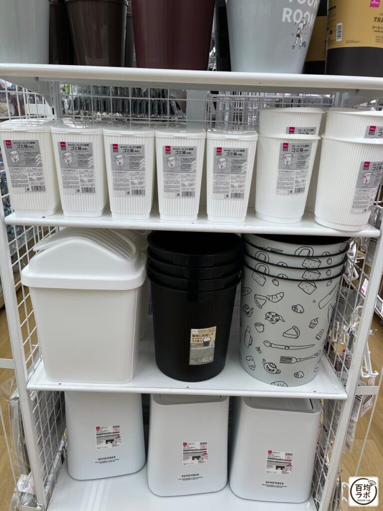 ダイソー 東戸塚の収納売り場に並ぶロールゴミ袋用ゴミ箱（角型）、環境に配慮したゴミ箱（2026年8月12日撮影）