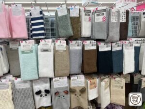 抗菌防臭加工フェイスタオルの100均売り場写真