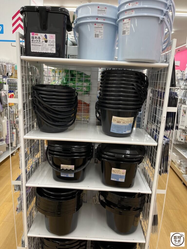 ダイソー 東戸塚の収納売り場に並ぶ座れるボックス、環境にやさしいフタ付きバケツ（2026年8月12日撮影）