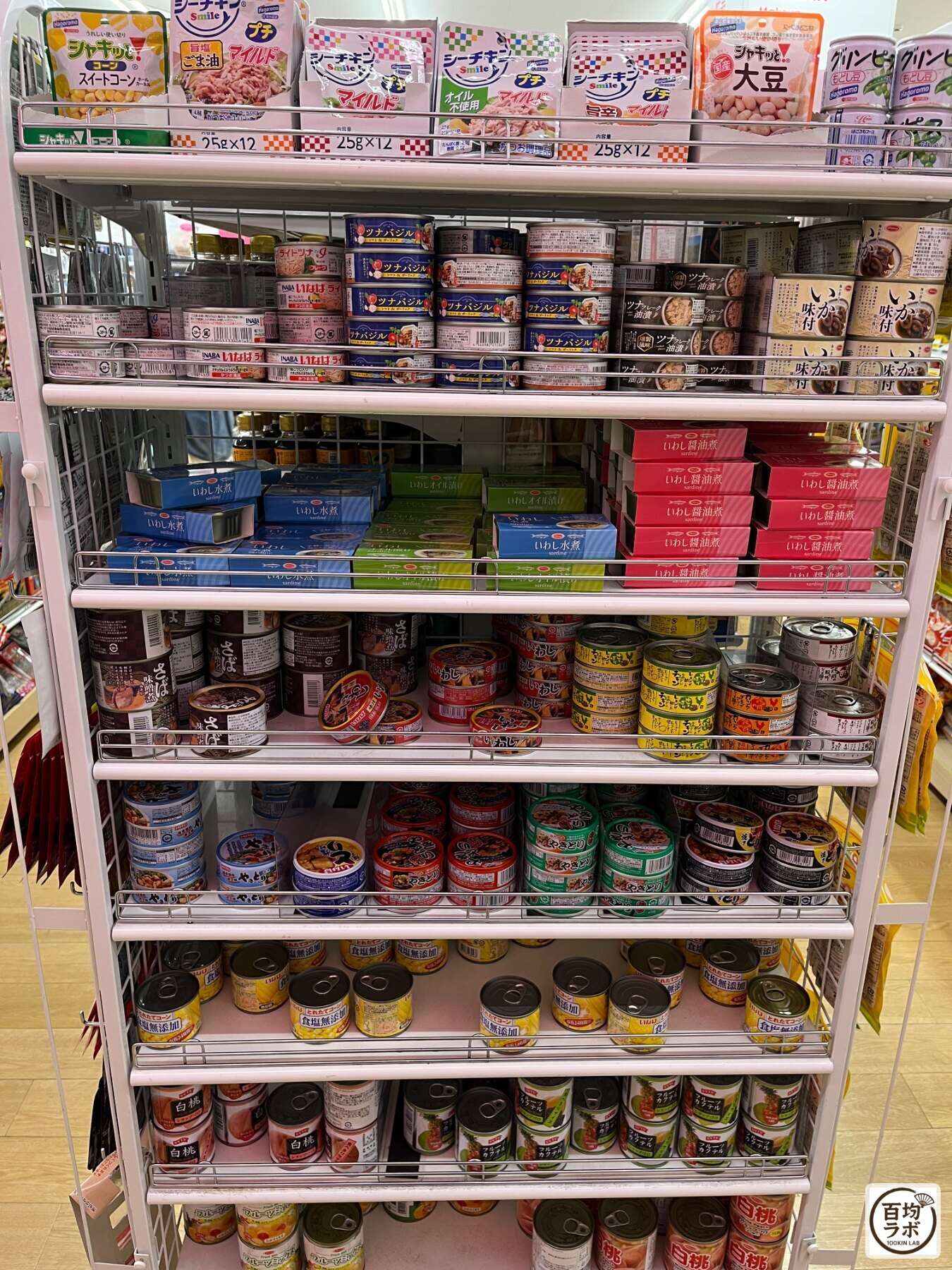 ダイソー 東戸塚の食品・飲料売り場に並ぶシャキッと！スイートコーン、シーチキンSmile 旨味ごま油など計19商品（2026年8月12日撮影）