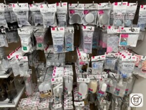 アルミクリーム容器の100均売り場写真