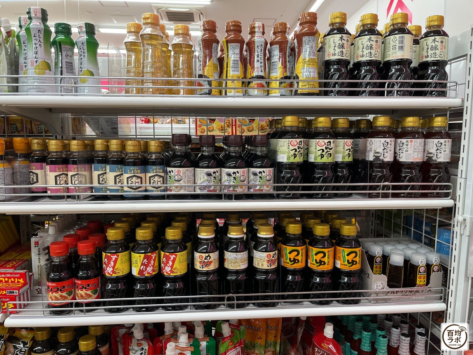 ダイソー 東戸塚の食品・飲料売り場に並ぶだし入りふりかけぽんず、本醸造しょうゆなど計11商品（2026年8月12日撮影）