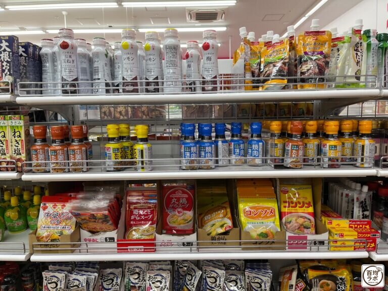 ダイソー 東戸塚の食品・飲料売り場に並ぶ大根おろし、和風玉ねぎドレッシングなど計16商品（2026年8月12日撮影）