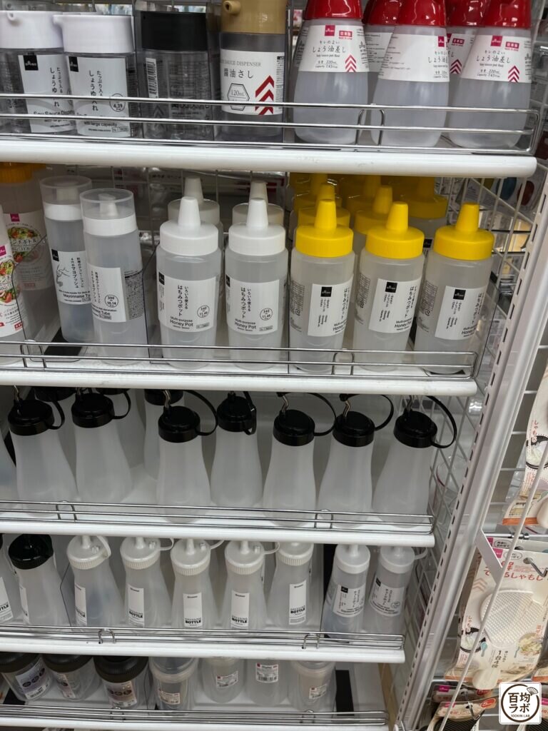 ダイソー 東戸塚の食品・飲料売り場に並ぶしょうゆ差し、はちみつポットなど計6商品（2026年8月12日撮影）