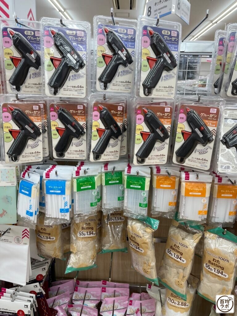 ダイソー 東戸塚の手芸・毛糸売り場に並ぶ低温グルーガン、グルースティックなど計3商品（2026年8月12日撮影）