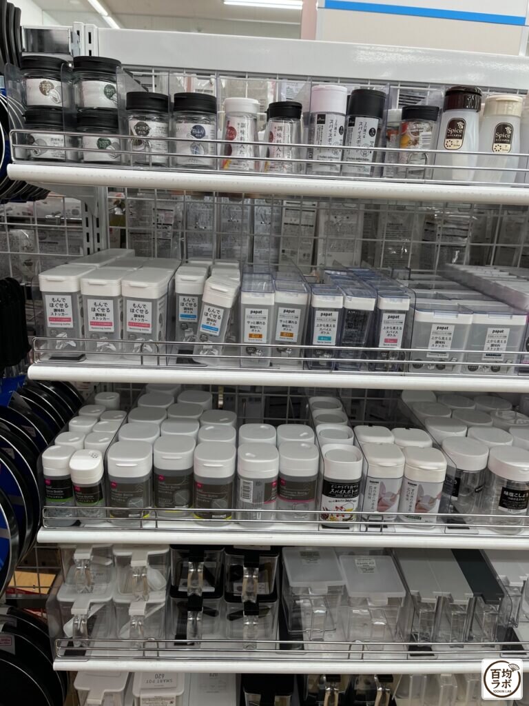 ダイソー 東戸塚の食品・飲料売り場に並ぶ調味料入れ、2穴スパイスボトルなど計8商品（2026年8月12日撮影）