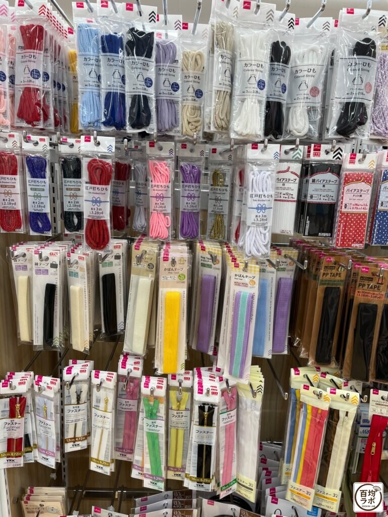 ダイソー 東戸塚の手芸・毛糸売り場に並ぶカラーひも、江戸打ちひもなど計13商品（2026年8月12日撮影）