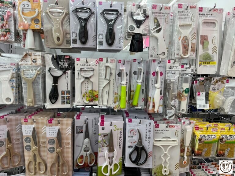 ダイソー 東戸塚のキッチン売り場に並ぶ立つピーラー、セラミックピーラーなど計17商品(2026年8月12日撮影)