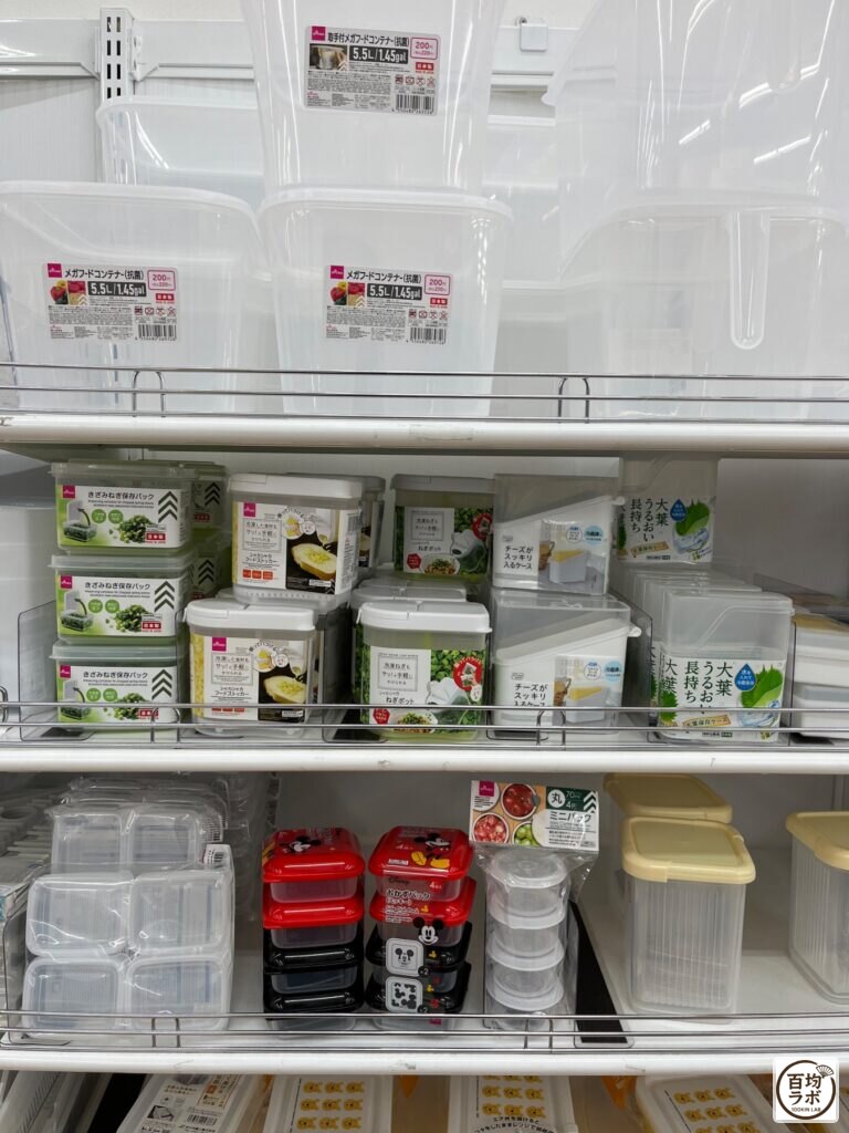 ダイソー 東戸塚の収納売り場に並ぶメガフードコンテナ（抗菌）5.5L、きざみねぎ保存パックなど計8商品（2026年8月13日撮影）