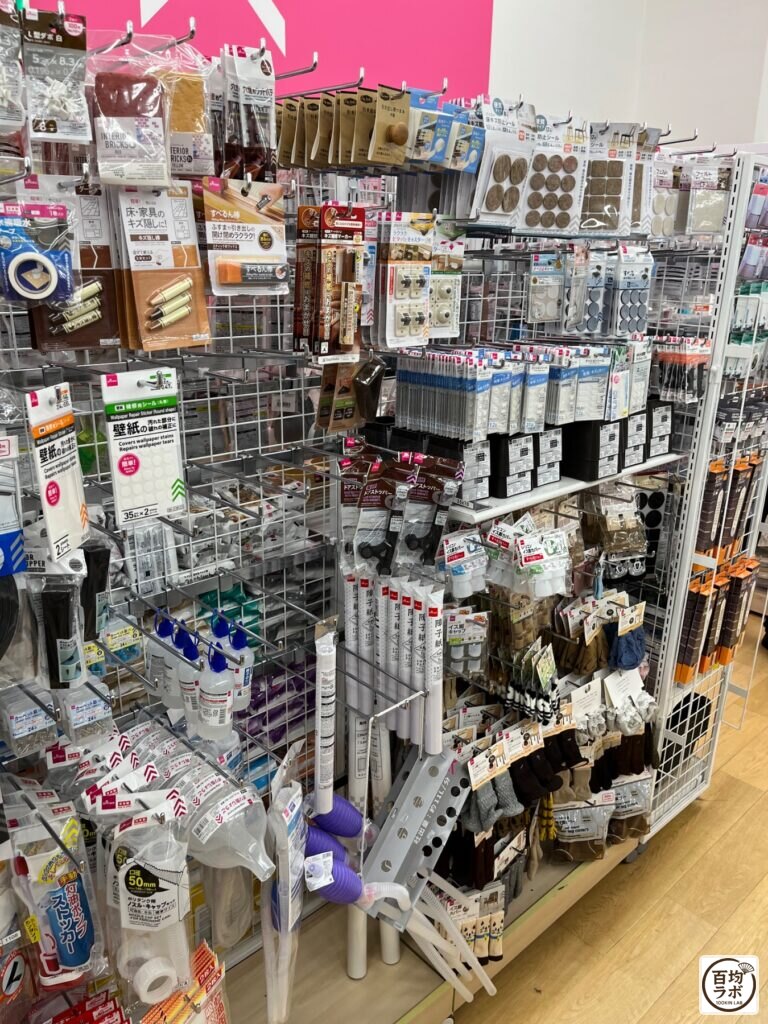 ダイソー 東戸塚の手芸・毛糸売り場に並ぶインテリアブリックス、床・家具のキズ隠しなど計16商品（2026年8月13日撮影）
