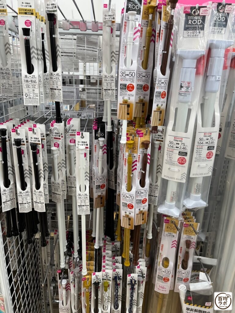 ダイソー 東戸塚の収納売り場に並ぶ伸縮つっぱり棒、木目調伸縮つっぱり棒など計6商品（2026年8月13日撮影）