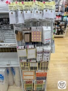 ゆうパケットポスト発送用シールの100均売り場写真