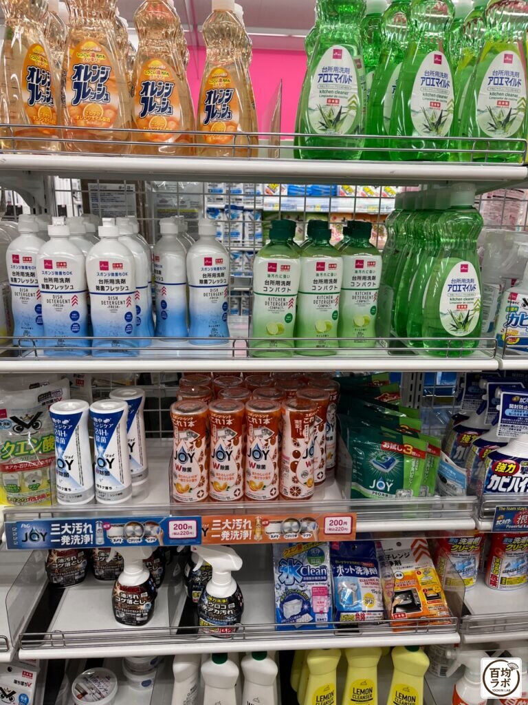 ダイソー 東戸塚のキッチン売り場に並ぶ食器用洗剤 オレンジフレッシュ、台所用洗剤 アロエマイルドなど計7商品（2026年8月13日撮影）