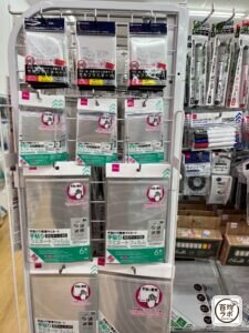 手貼りラミネートフィルムの100均売り場写真