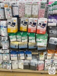 衣類収納袋の100均売り場写真