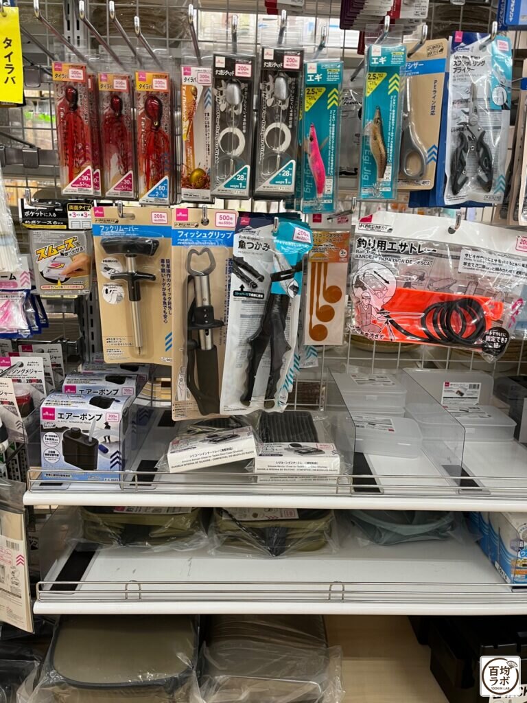 ダイソー 東戸塚の収納売り場に並ぶタイラバ、タコジグなど計12商品（2026年8月13日撮影）