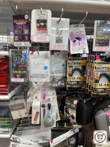 ガジェットケースの100均売り場写真