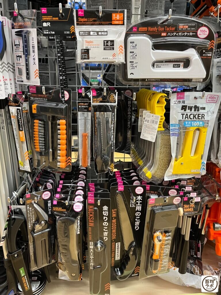 ダイソー 東戸塚のDIY・工具売り場に並ぶミニノギス、曲尺など計18商品（2026年8月14日撮影）