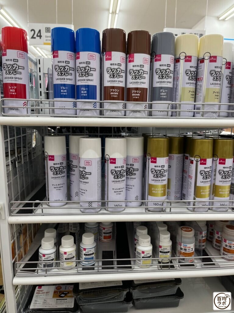 ダイソー 東戸塚のDIY・工具売り場に並ぶ補修用油性ラッカースプレー、水性ニスなど計4商品（2026年8月14日撮影）
