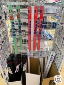 ダイソー 東戸塚の文房具売り場に並ぶカラー模造紙（厚口）、スケッチ模造紙（2026年8月14日撮影）