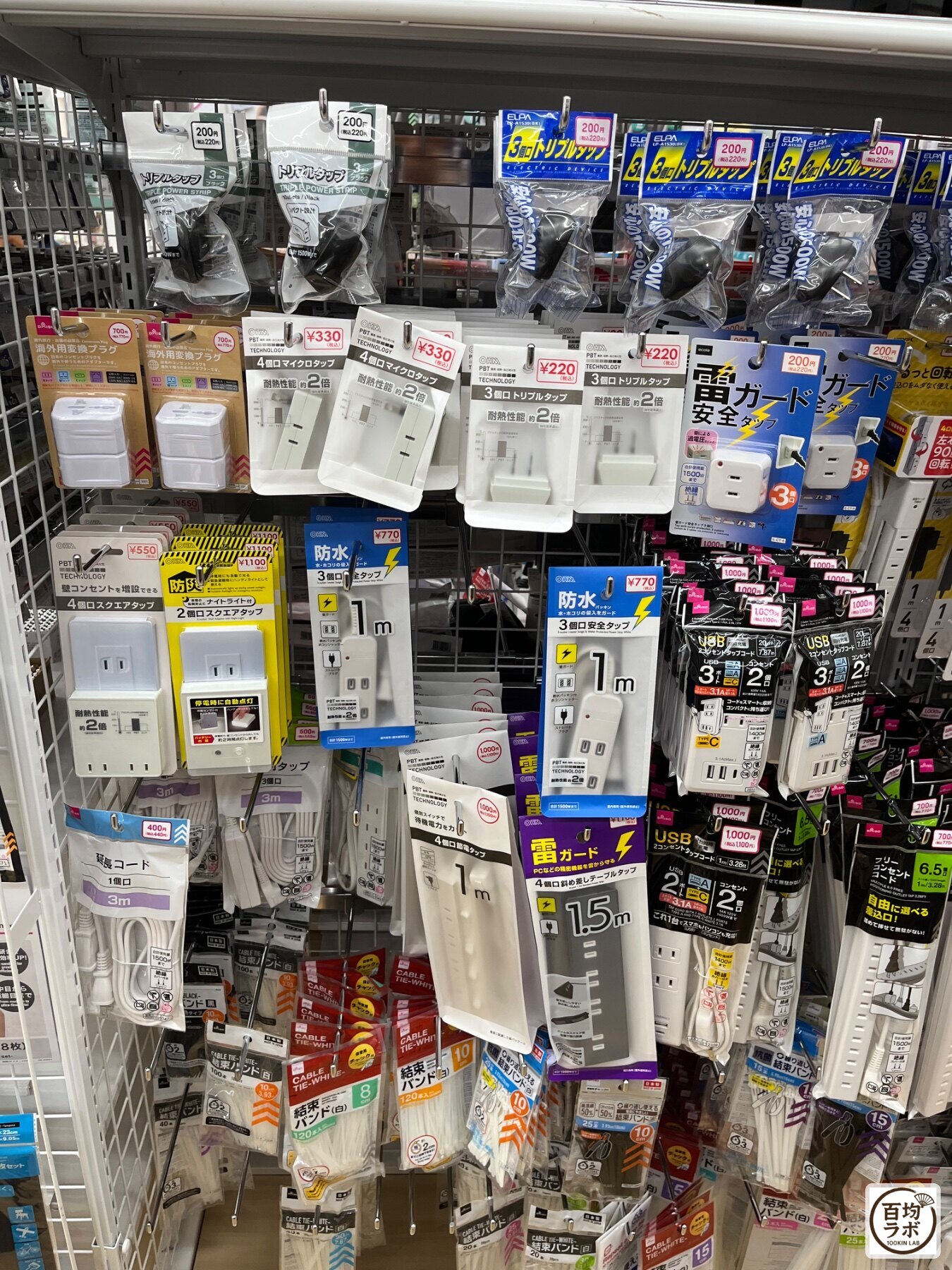 ダイソー 東戸塚の電池・電気小物売り場に並ぶ海外用変換プラグ、4個口マイクロタップなど計16商品（2026年8月14日撮影）