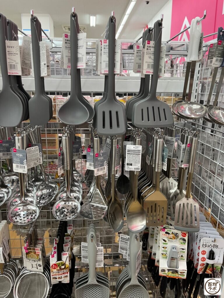 ダイソー 東戸塚のキッチン売り場に並ぶシリコーン調理スプーン、シリコーンワイドターナーなど計8商品（2026年8月14日撮影）