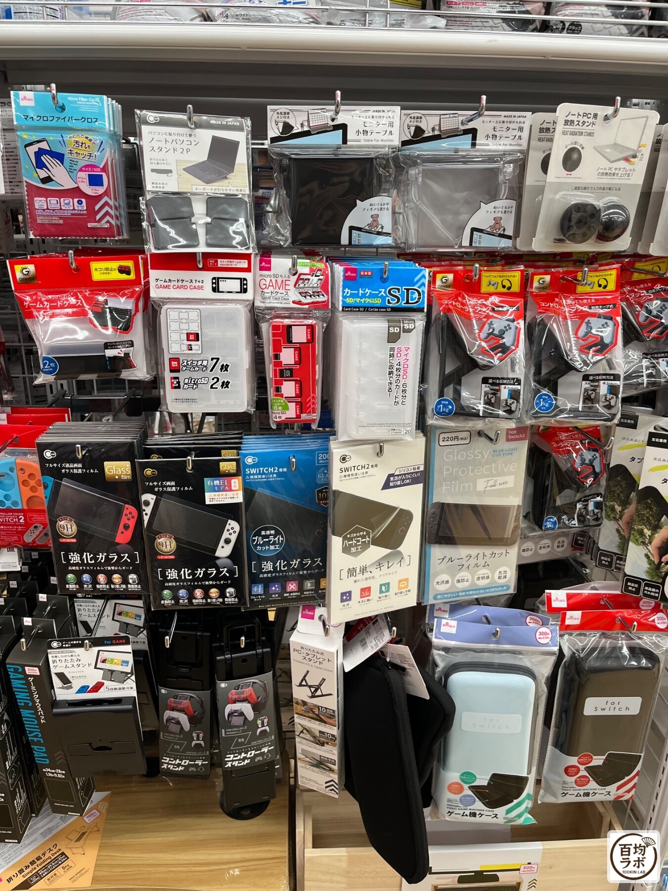 ダイソー 東戸塚のスマホ用品売り場に並ぶマイクロファイバークロス、ノートパソコンスタンド 2Pなど計20商品（2026年8月14日撮影）