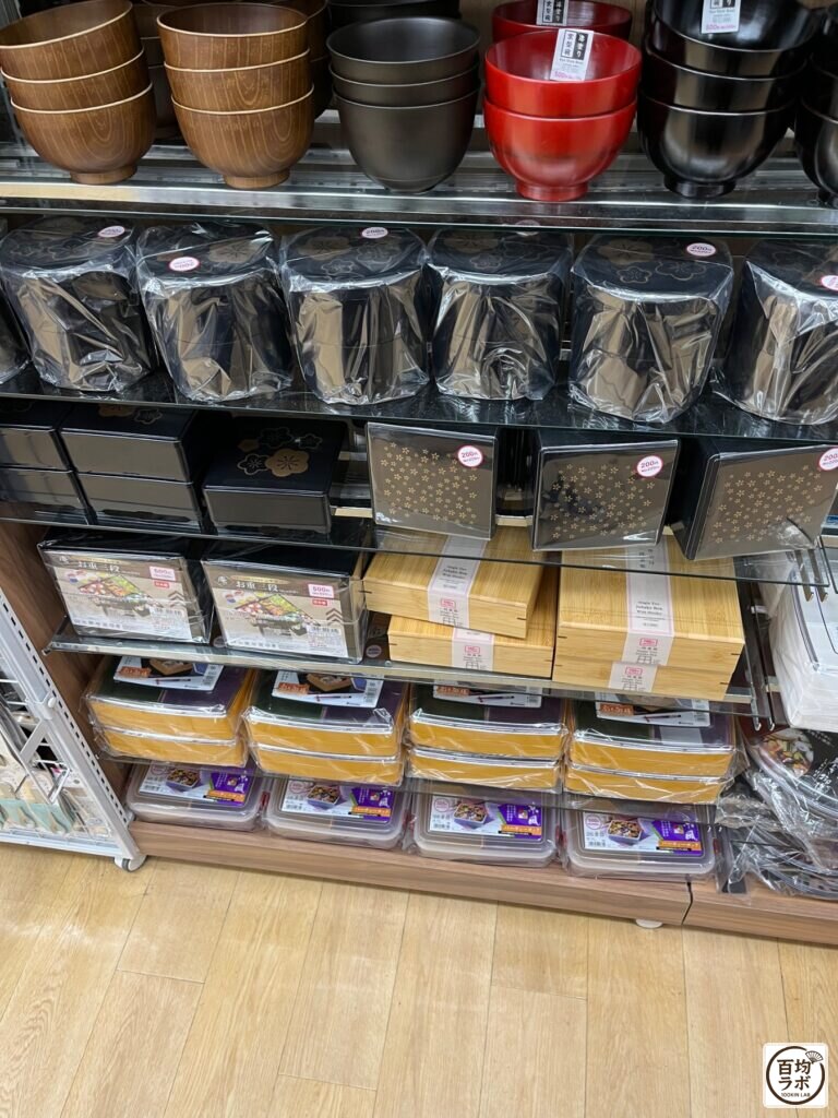 ダイソー 東戸塚のキッチン売り場に並ぶ京型汁椀、三段重箱など計3商品（2026年8月14日撮影）