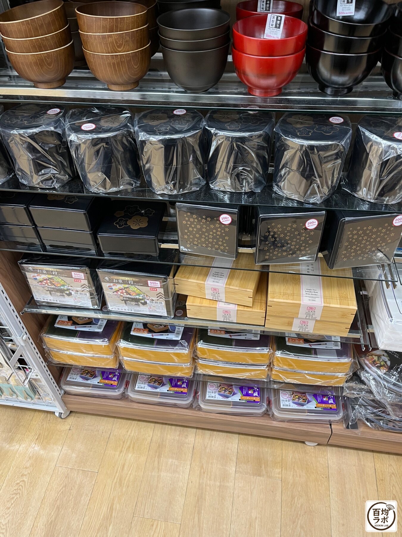 ダイソー 東戸塚のキッチン売り場に並ぶ京型汁椀、三段重箱など計3商品（2026年8月14日撮影）